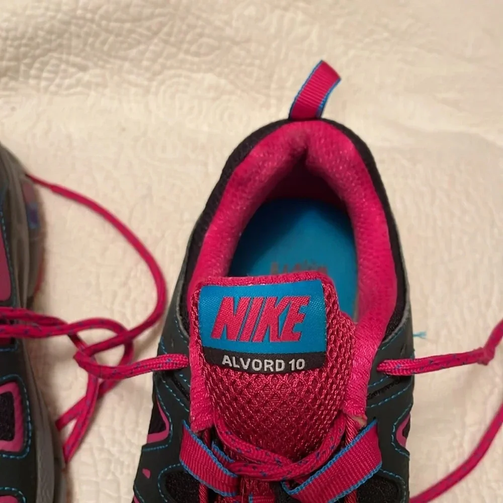 Nike Alvord 10, size 9, women’s sneaker. Black-gray-pink. Very good condition.